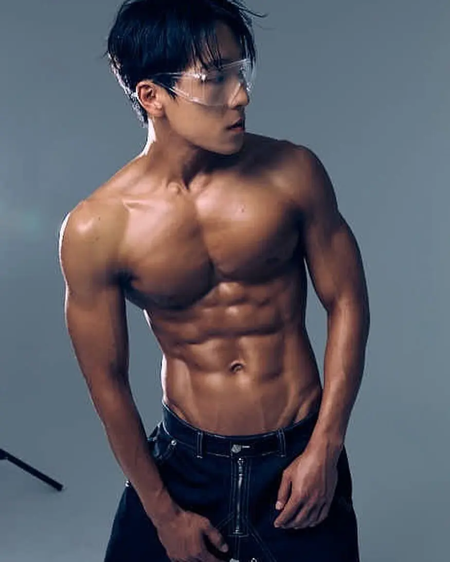 หนุ่มเกาหลีงานดี มีวาร์ป ( IG : _ybb_j )