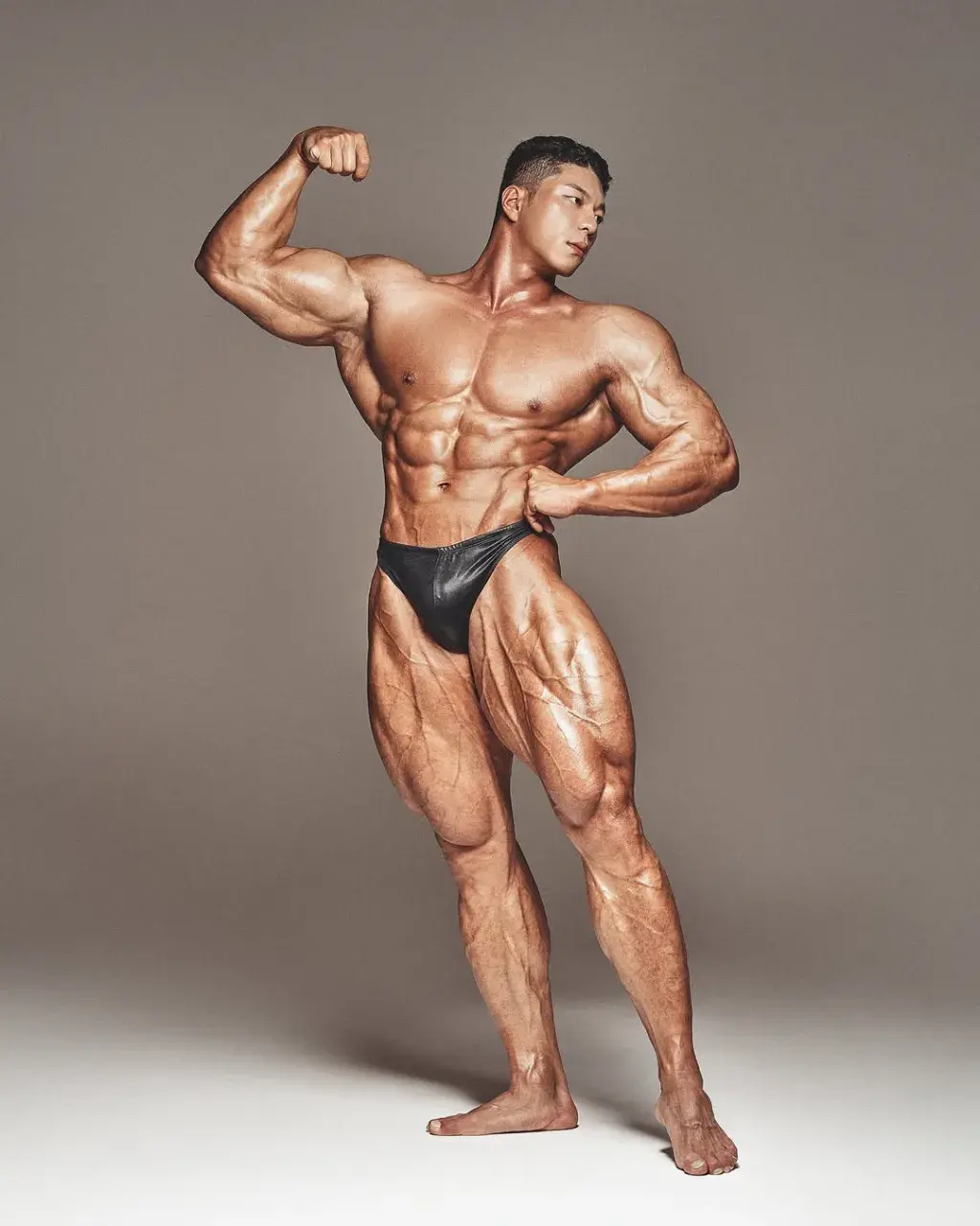 หนุ่มเกาหลีงานดี มีวาร์ป ( IG : ifbbpro_yeon )