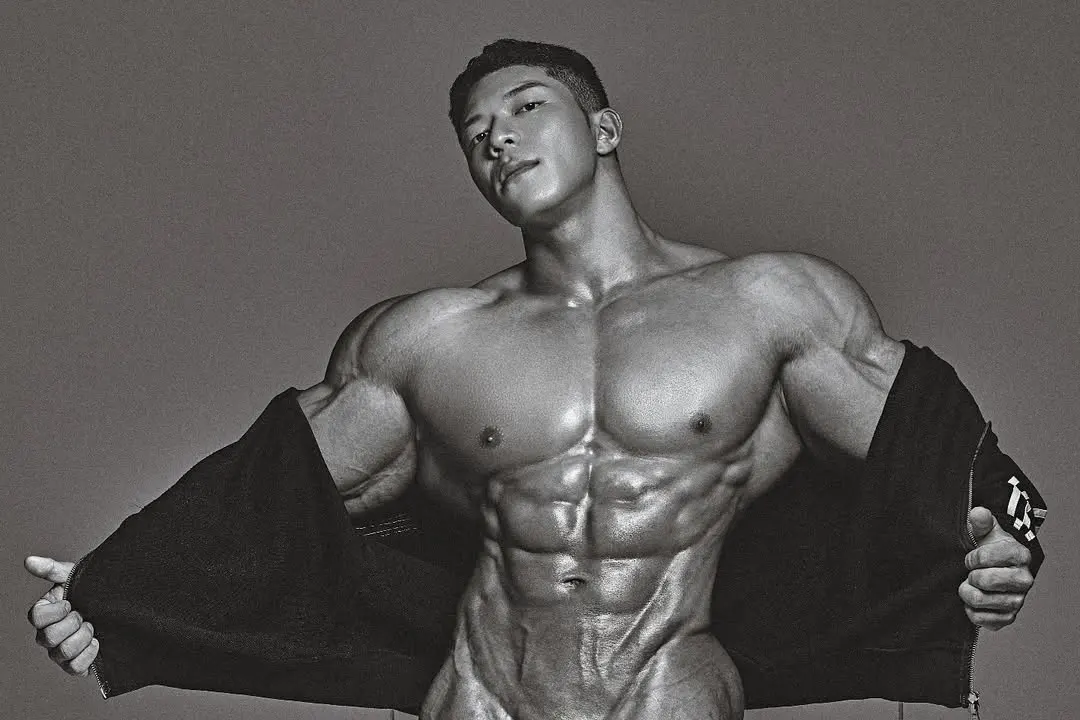 หนุ่มเกาหลีงานดี มีวาร์ป ( IG : ifbbpro_yeon )