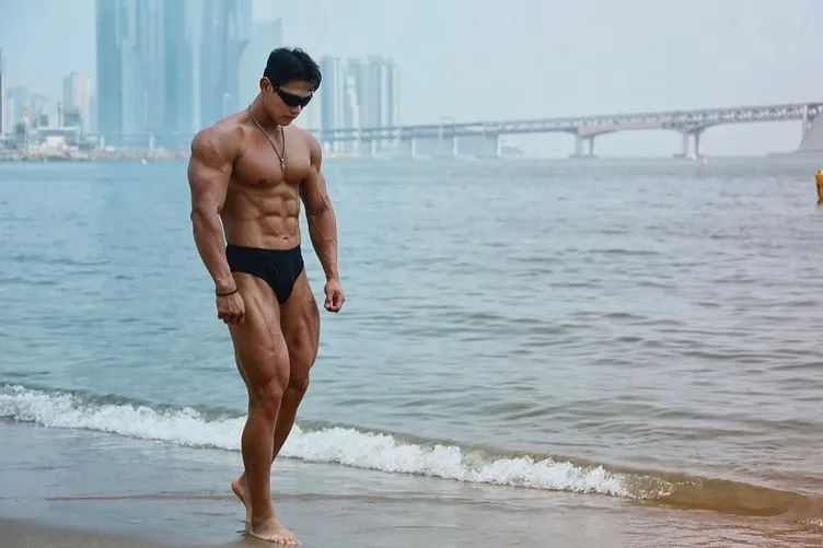 หนุ่มเกาหลีงานดี มีวาร์ป ( IG : ggyu_boost )