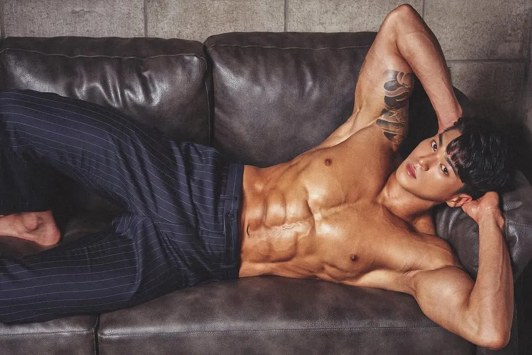 หนุ่มเกาหลีงานดี มีวาร์ป ( IG : _sechan2 )