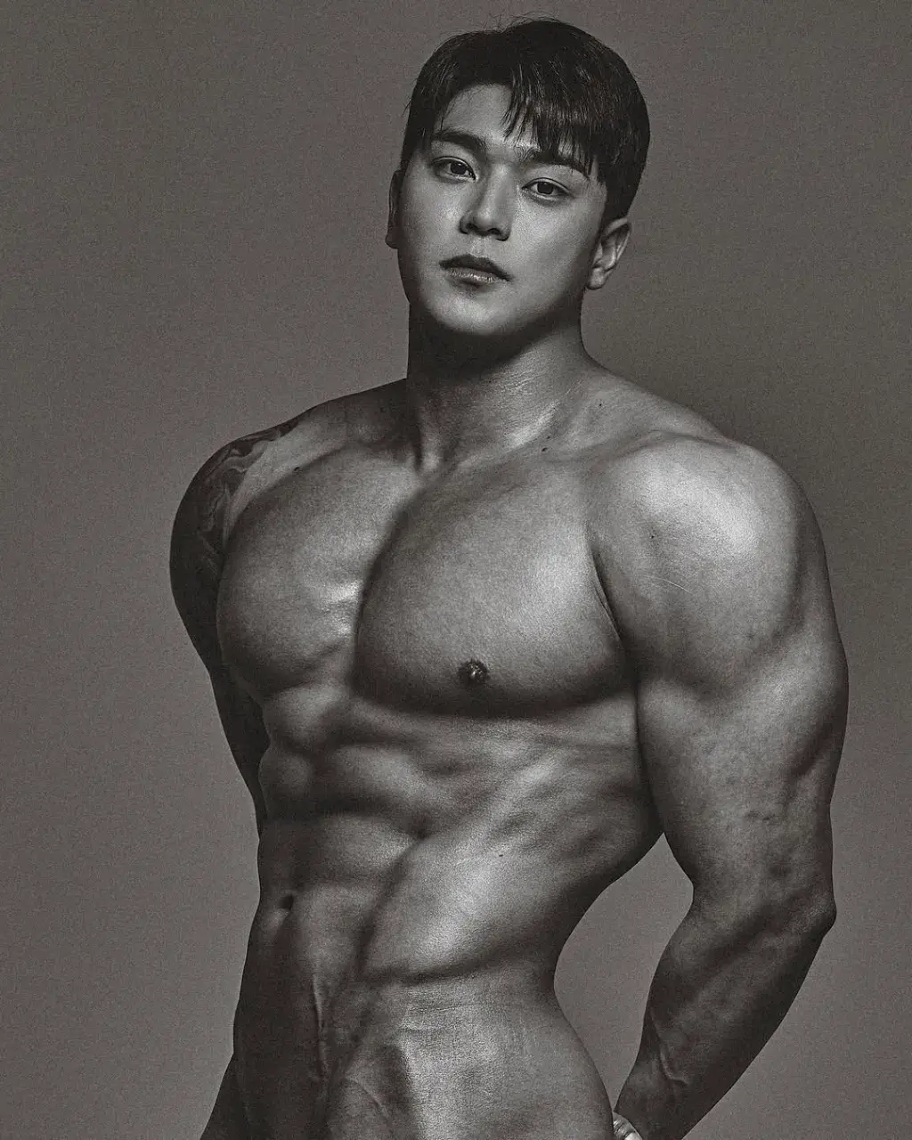 หนุ่มเกาหลีงานดี มีวาร์ป ( IG : _sechan2 )