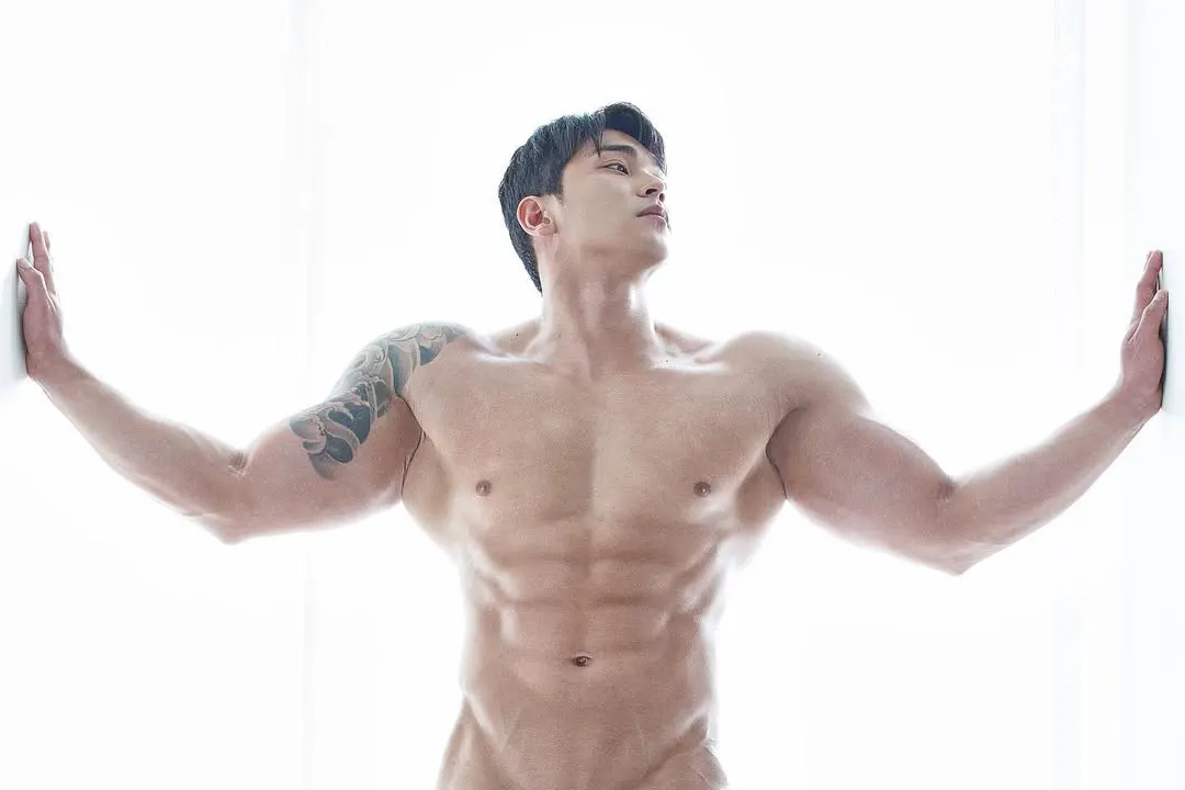 หนุ่มเกาหลีงานดี มีวาร์ป ( IG : _sechan2 )