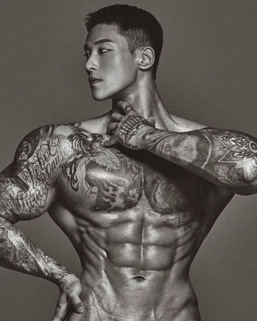 หนุ่มเกาหลีงานดี มีวาร์ป ( IG : ry_aw_ )