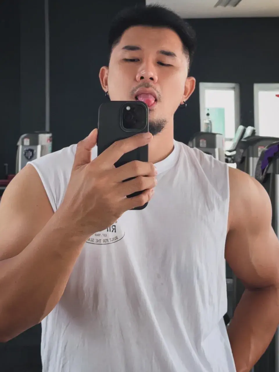 ผัวจ่ายั่วจัง