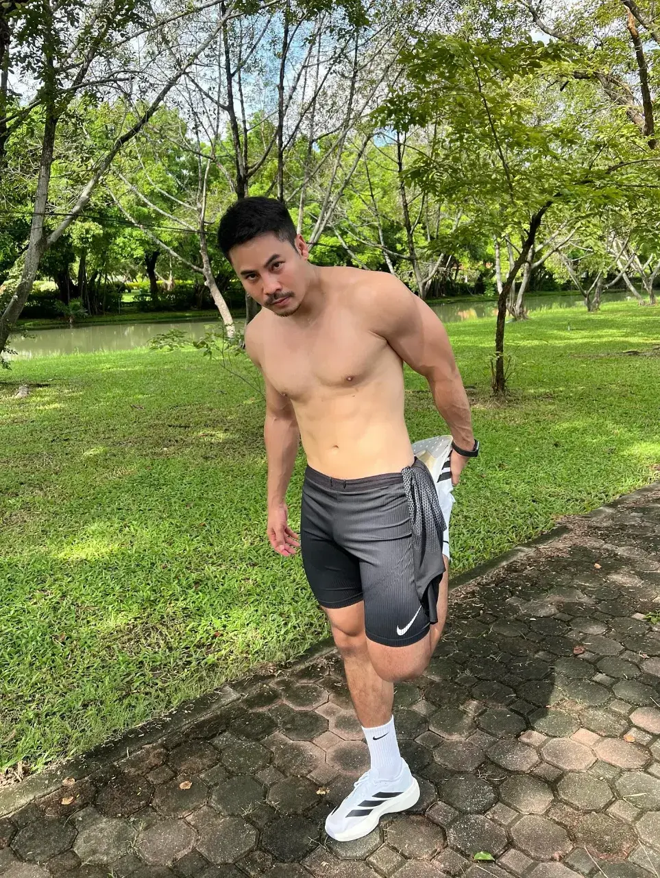 ผัวจ่ายั่วจัง