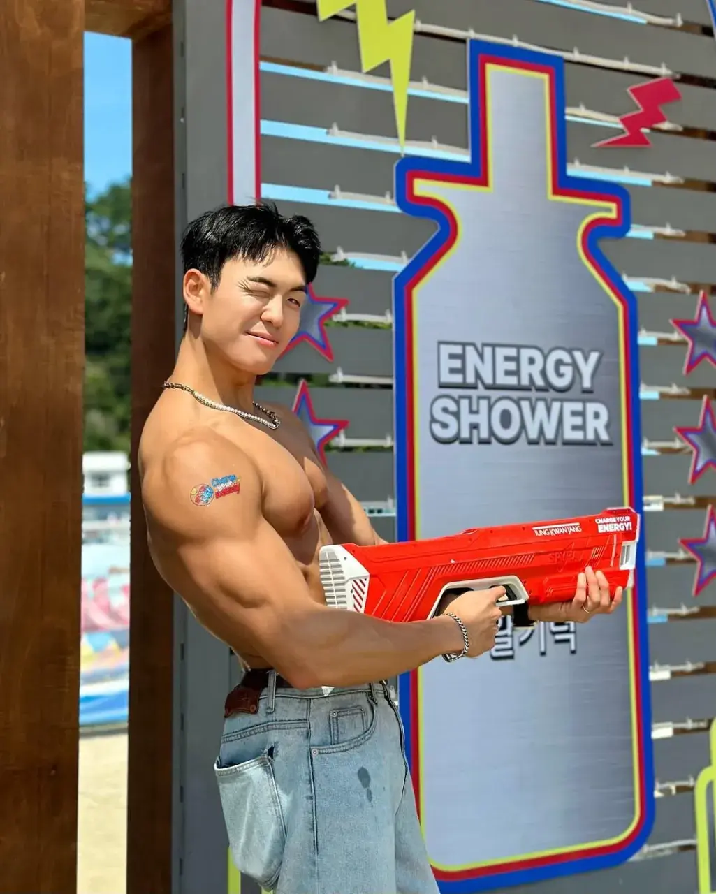 หนุ่มเกาหลีงานดี มีวาร์ป ( IG : kkyuwoo0 )