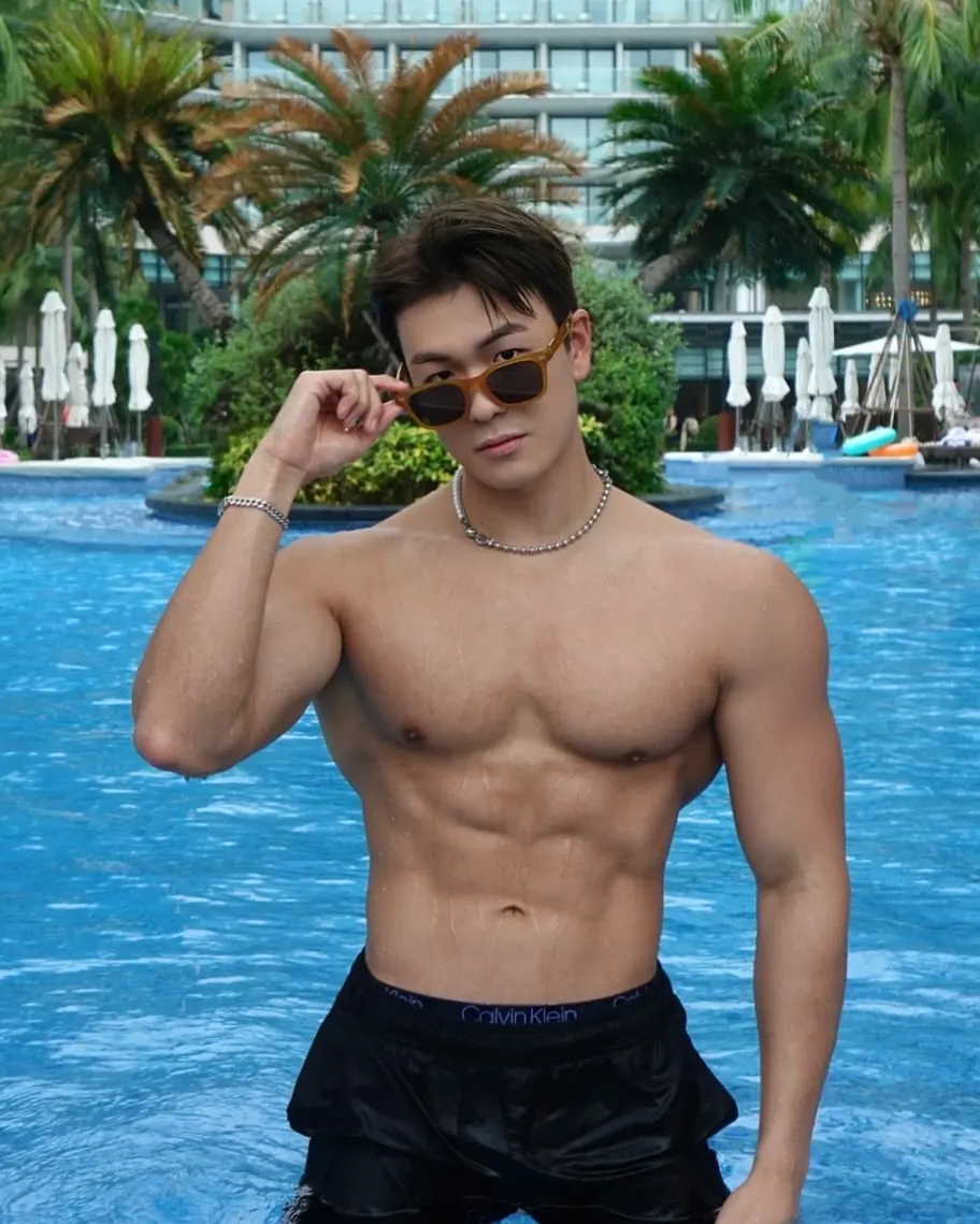 หนุ่มเกาหลีงานดี มีวาร์ป ( IG : kkyuwoo0 )