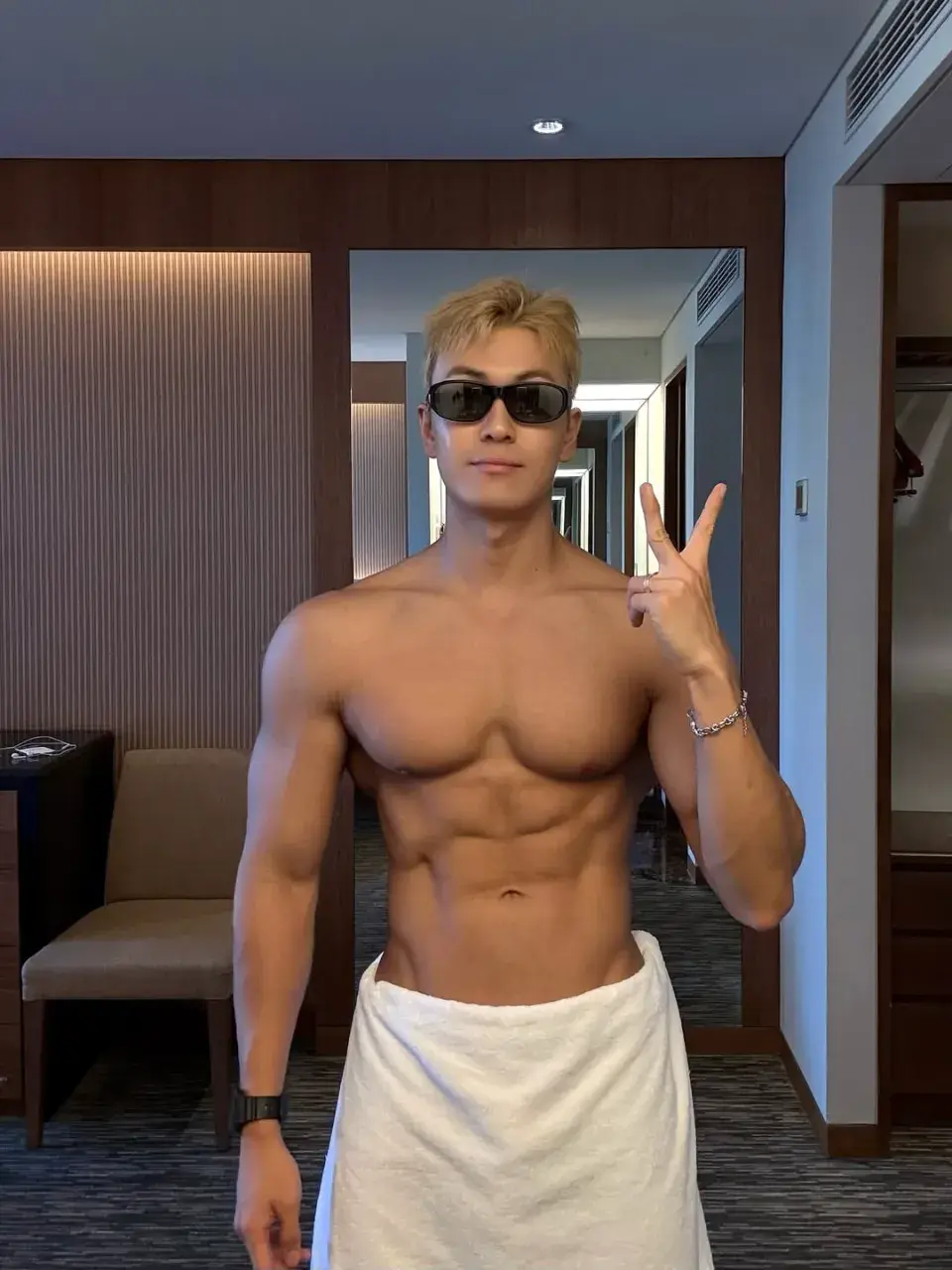 หนุ่มเกาหลีงานดี มีวาร์ป ( IG : kkyuwoo0 )