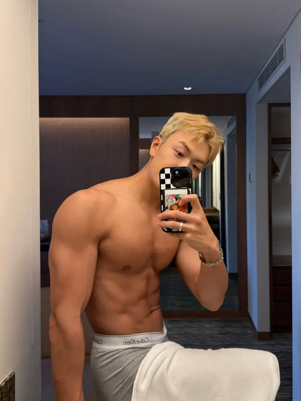 หนุ่มเกาหลีงานดี มีวาร์ป ( IG : kkyuwoo0 )