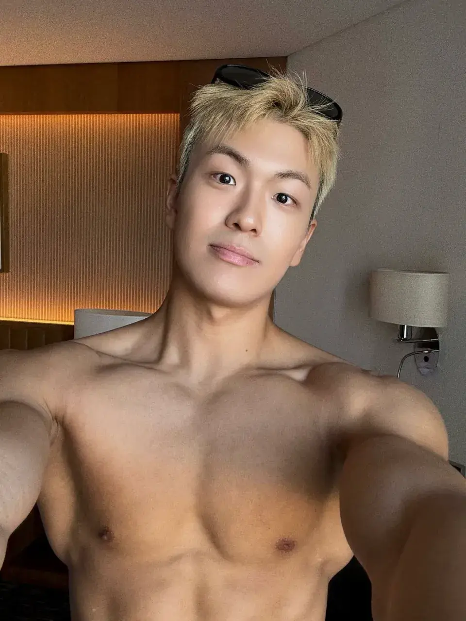 หนุ่มเกาหลีงานดี มีวาร์ป ( IG : kkyuwoo0 )