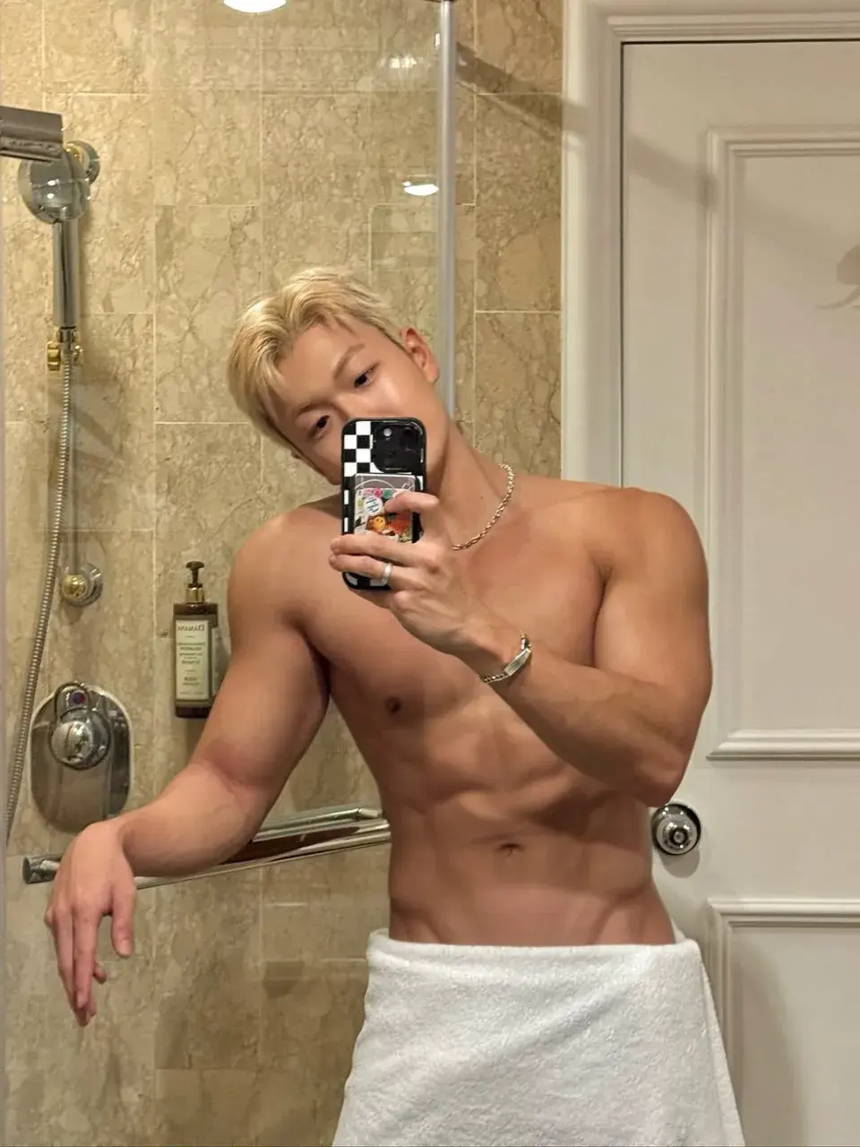 หนุ่มเกาหลีงานดี มีวาร์ป ( IG : kkyuwoo0 )