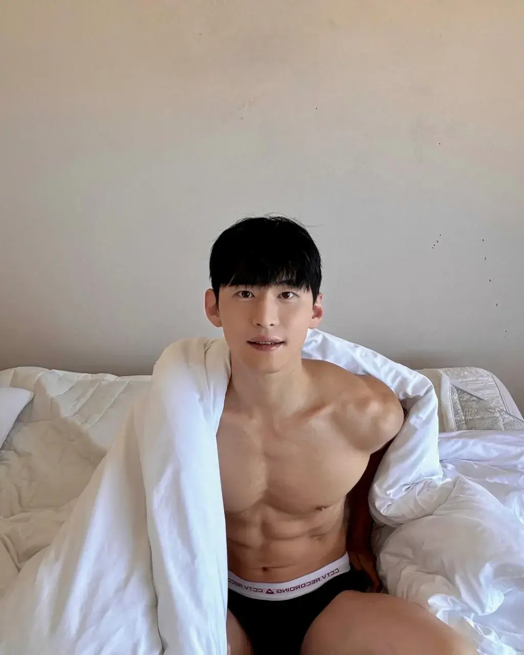 หนุ่มเกาหลีงานดี มีวาร์ป ( IG : its._.limless )