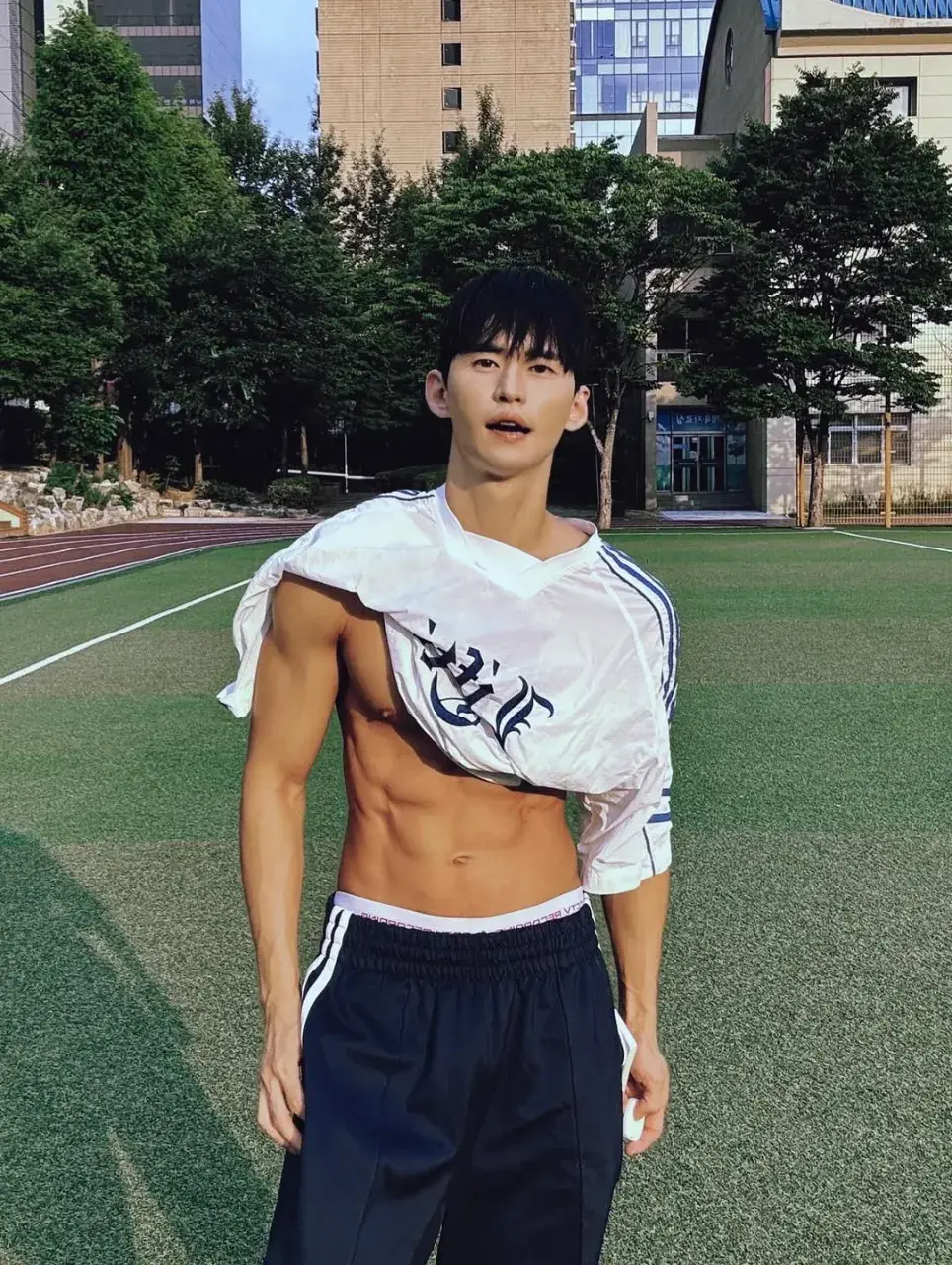 หนุ่มเกาหลีงานดี มีวาร์ป ( IG : its._.limless )