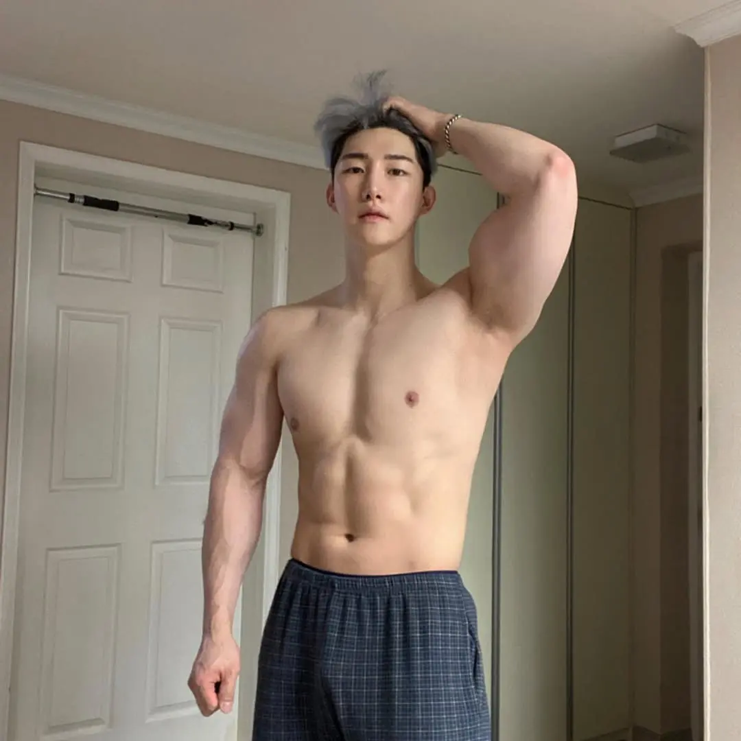 หนุ่มเกาหลีงานดี มีวาร์ป ( IG : yoonsung.j )