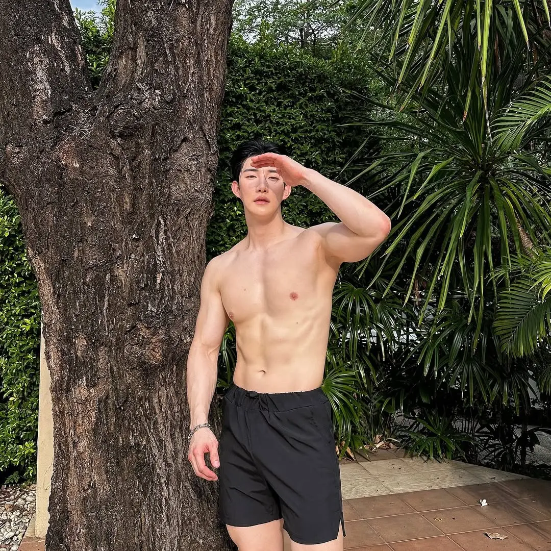 หนุ่มเกาหลีงานดี มีวาร์ป ( IG : yoonsung.j )