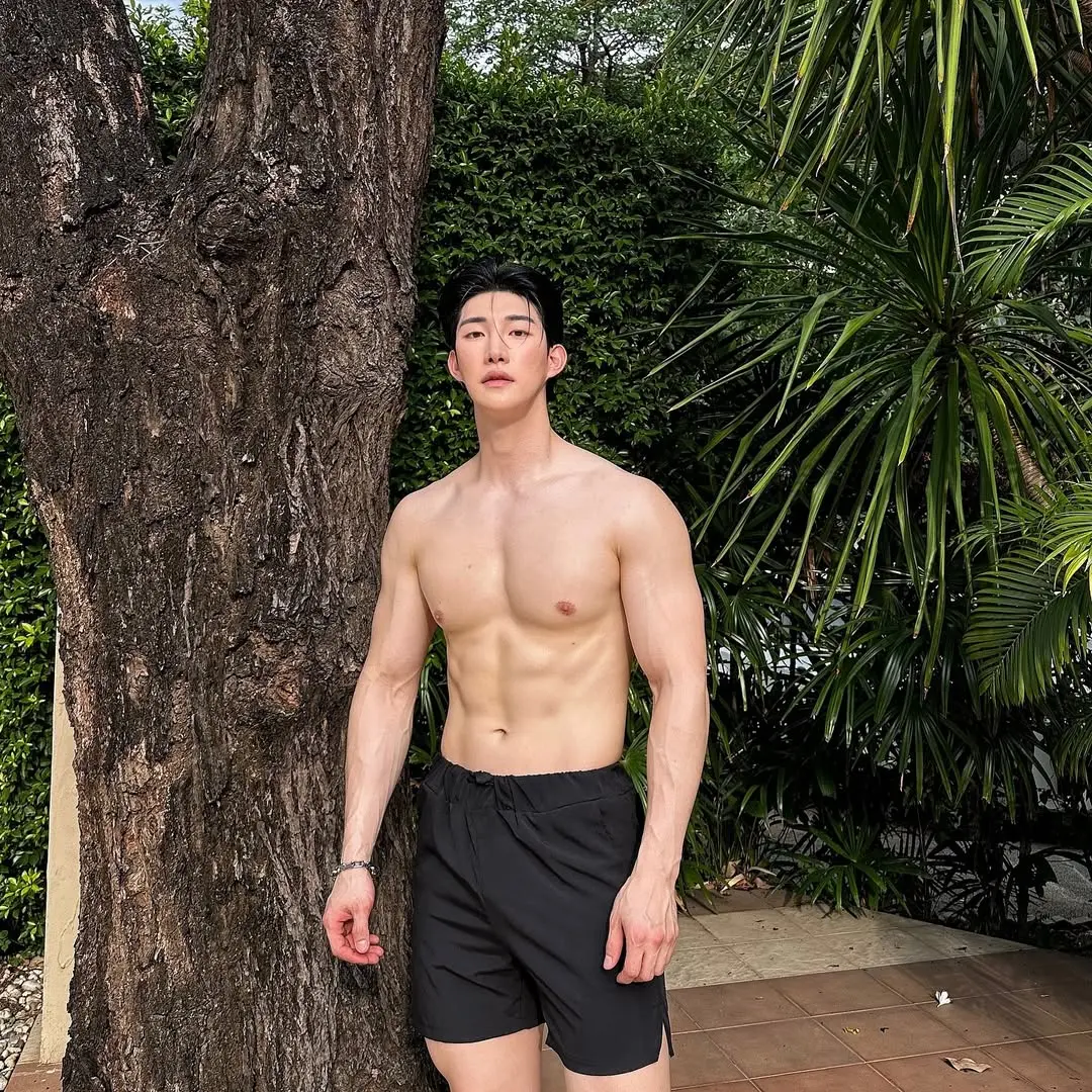 หนุ่มเกาหลีงานดี มีวาร์ป ( IG : yoonsung.j )