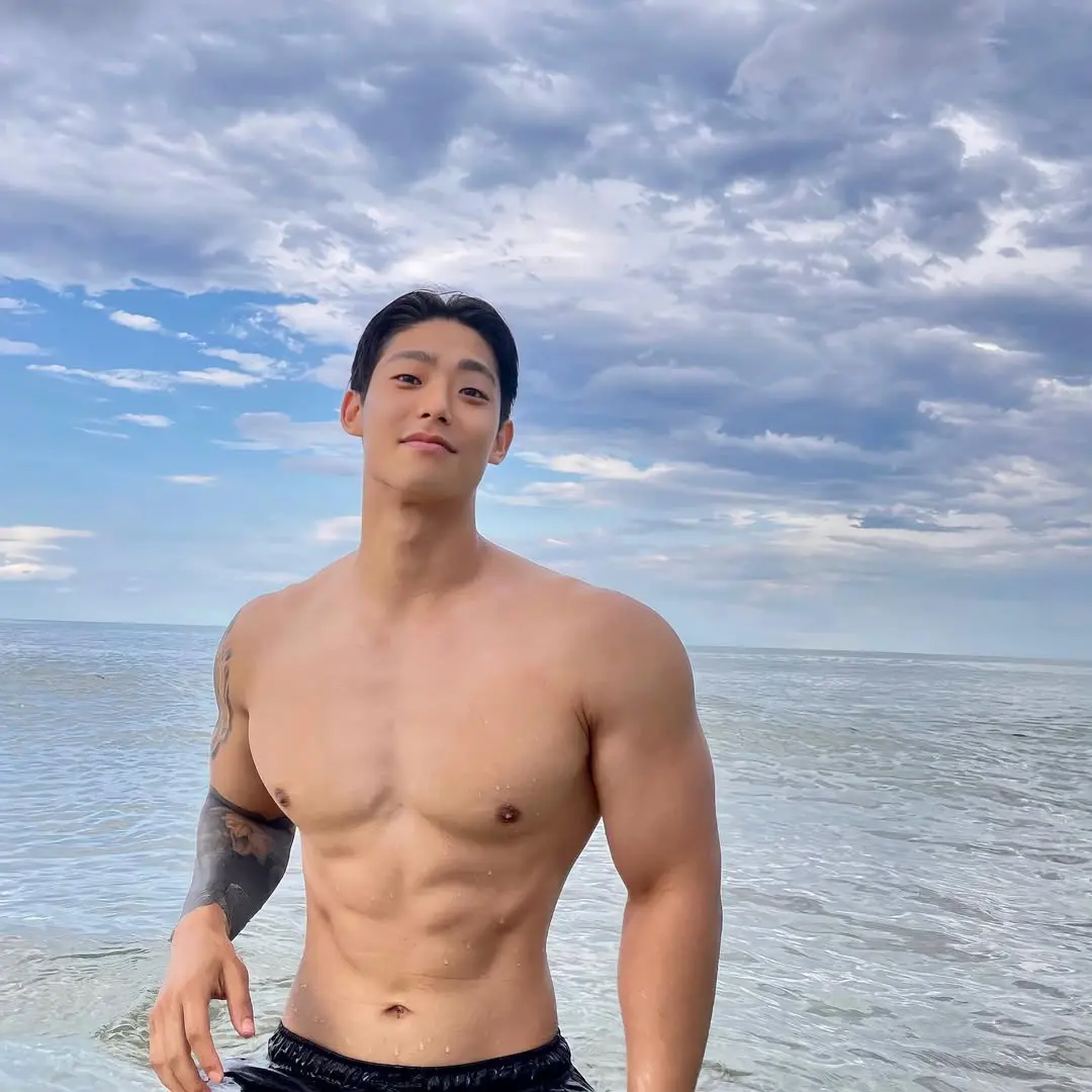 หนุ่มเกาหลีงานดี มีวาร์ป ( IG : choehyeokgeun )