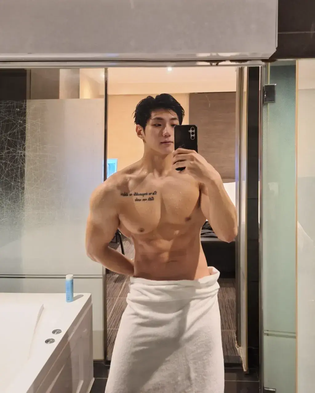 หนุ่มเกาหลีงานดี มีวาร์ป ( IG : qkrgktkxks )