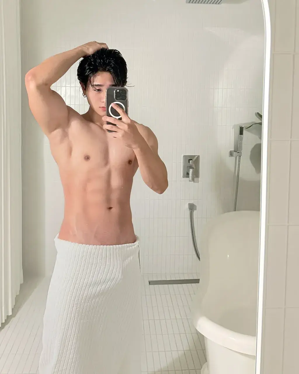 หนุ่มเกาหลีงานดี มีวาร์ป ( IG : hy_one_ )