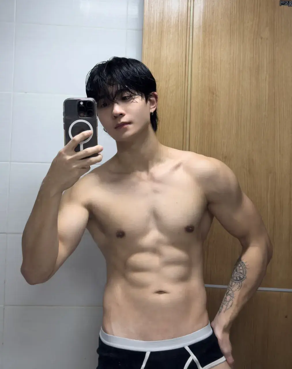 หนุ่มเกาหลีงานดี มีวาร์ป ( IG : hy_one_ )