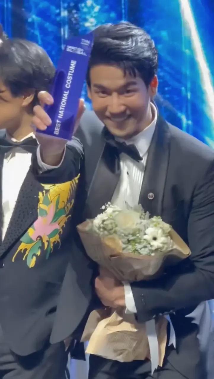 Winner of the Best National Costume Award.