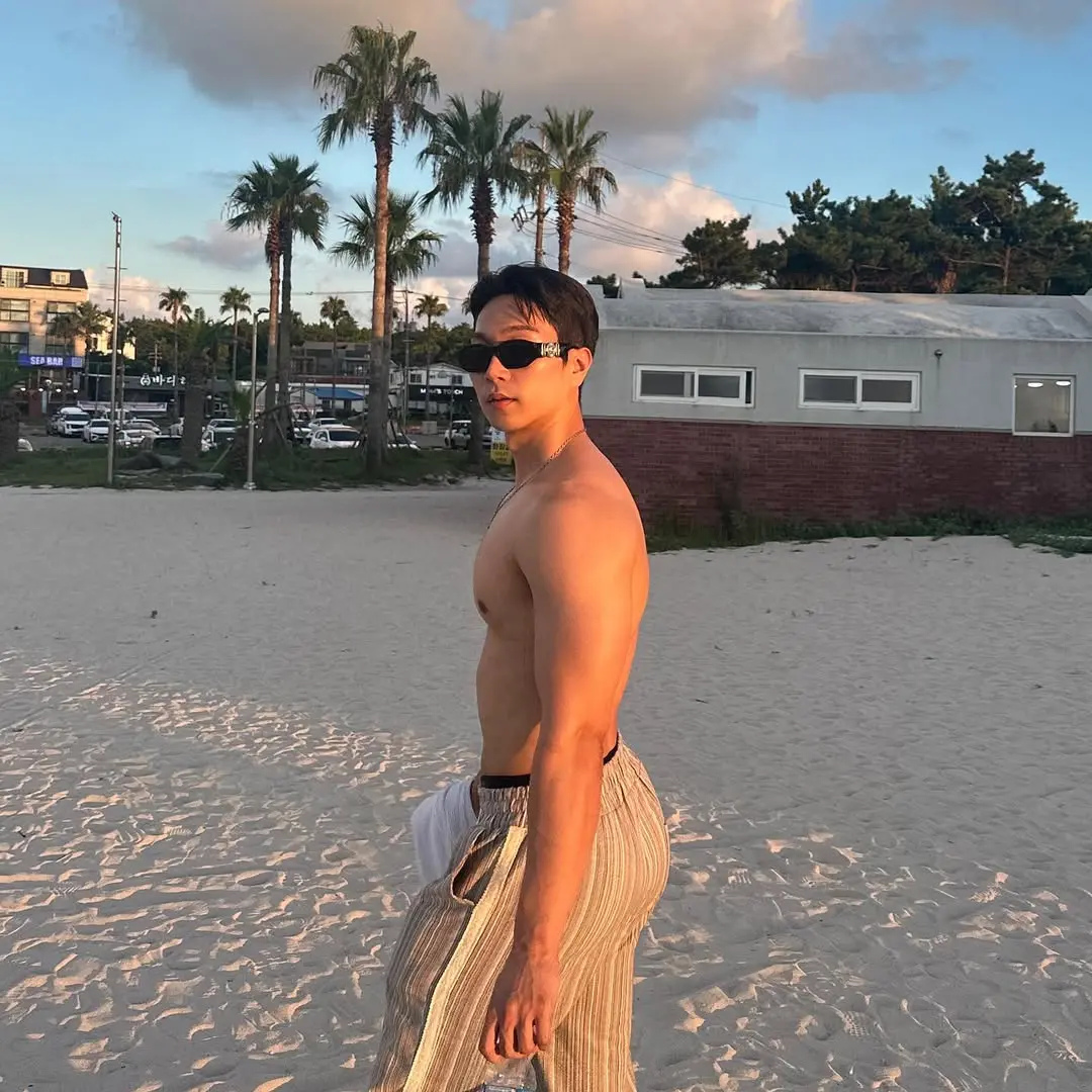 หนุ่มเกาหลีงานดี มีวาร์ป ( IG : gxxwng )