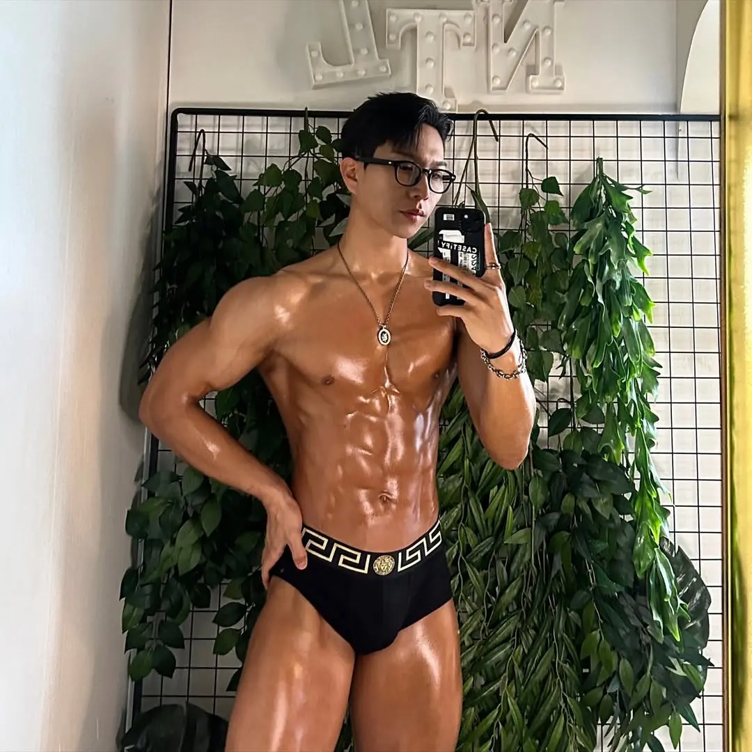 หนุ่มเกาหลีงานดี มีวาร์ป ( IG : gxxwng )