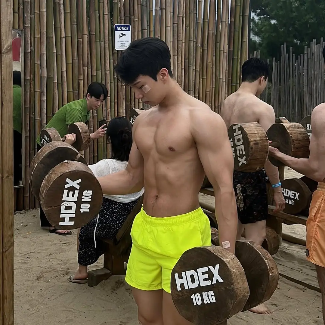 หนุ่มเกาหลีงานดี มีวาร์ป ( IG : gxxwng )