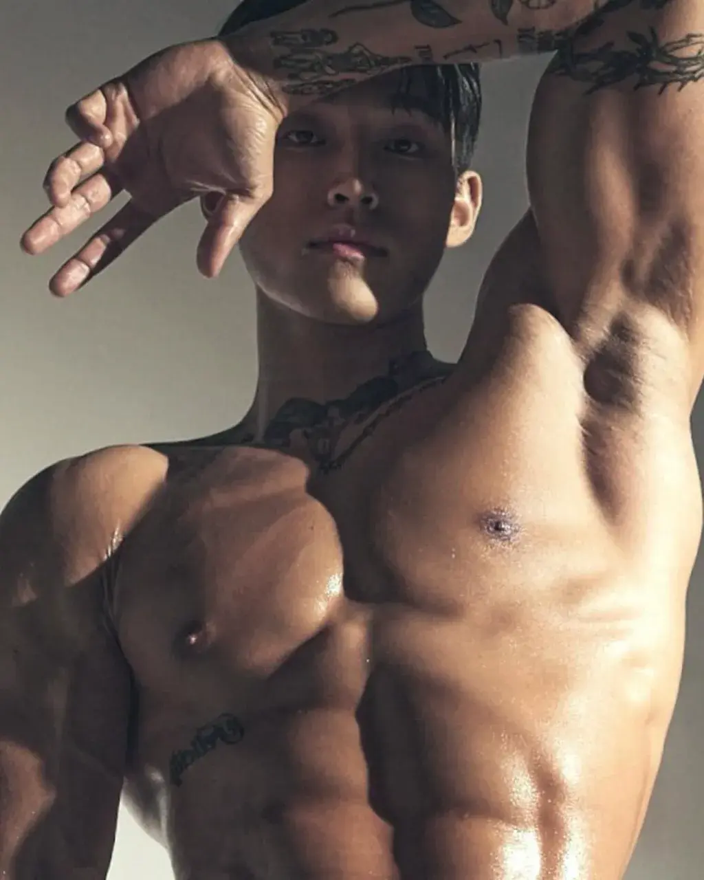 หนุ่มเกาหลีงานดี มีวาร์ป ( IG : lim_yolo_ )