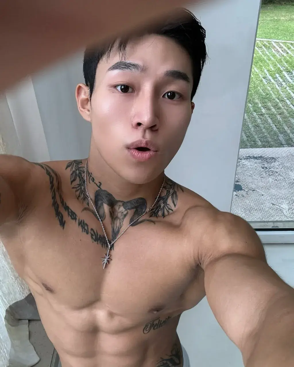 หนุ่มเกาหลีงานดี มีวาร์ป ( IG : lim_yolo_ )