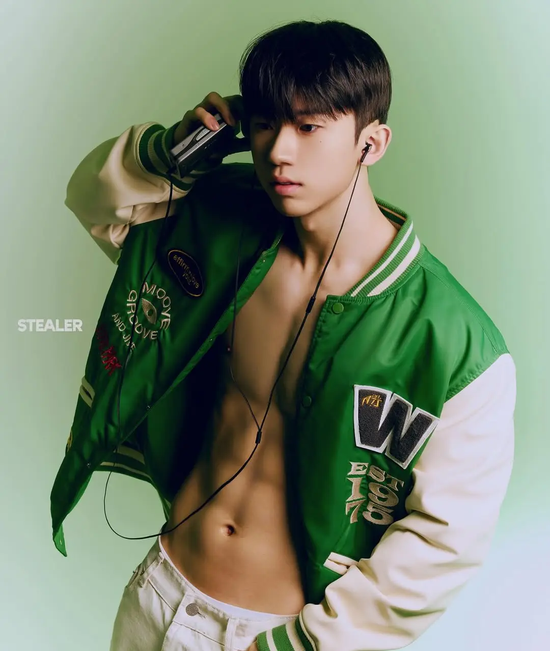 หนุ่มเกาหลีงานดี มีวาร์ป ( IG : h_hyu00 )