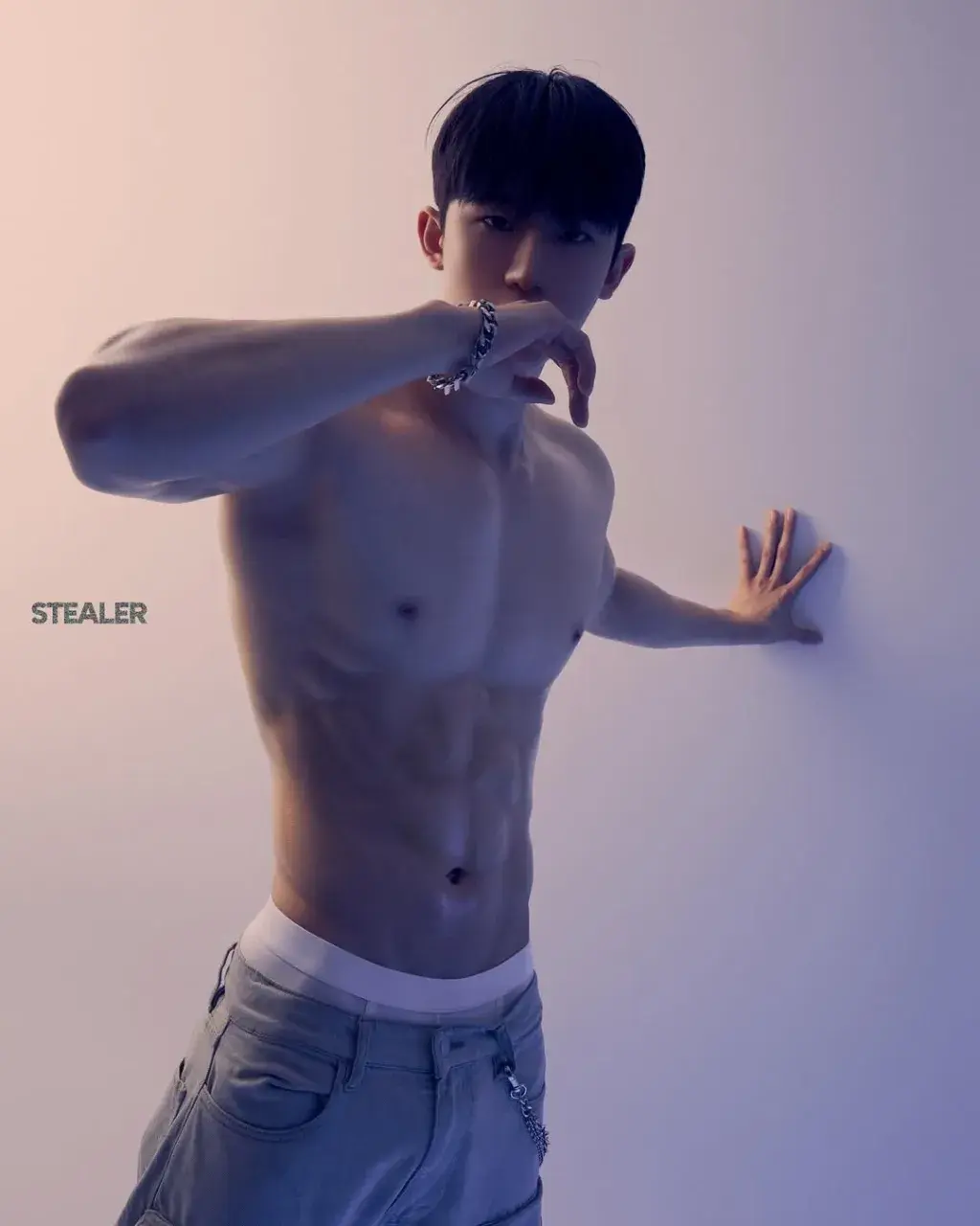 หนุ่มเกาหลีงานดี มีวาร์ป ( IG : h_hyu00 )