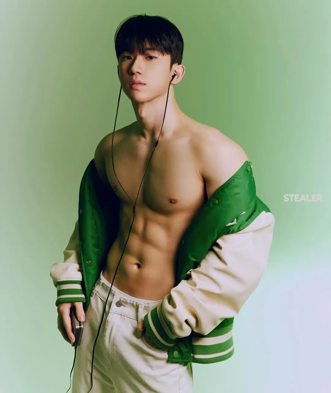 หนุ่มเกาหลีงานดี มีวาร์ป ( IG : h_hyu00 )