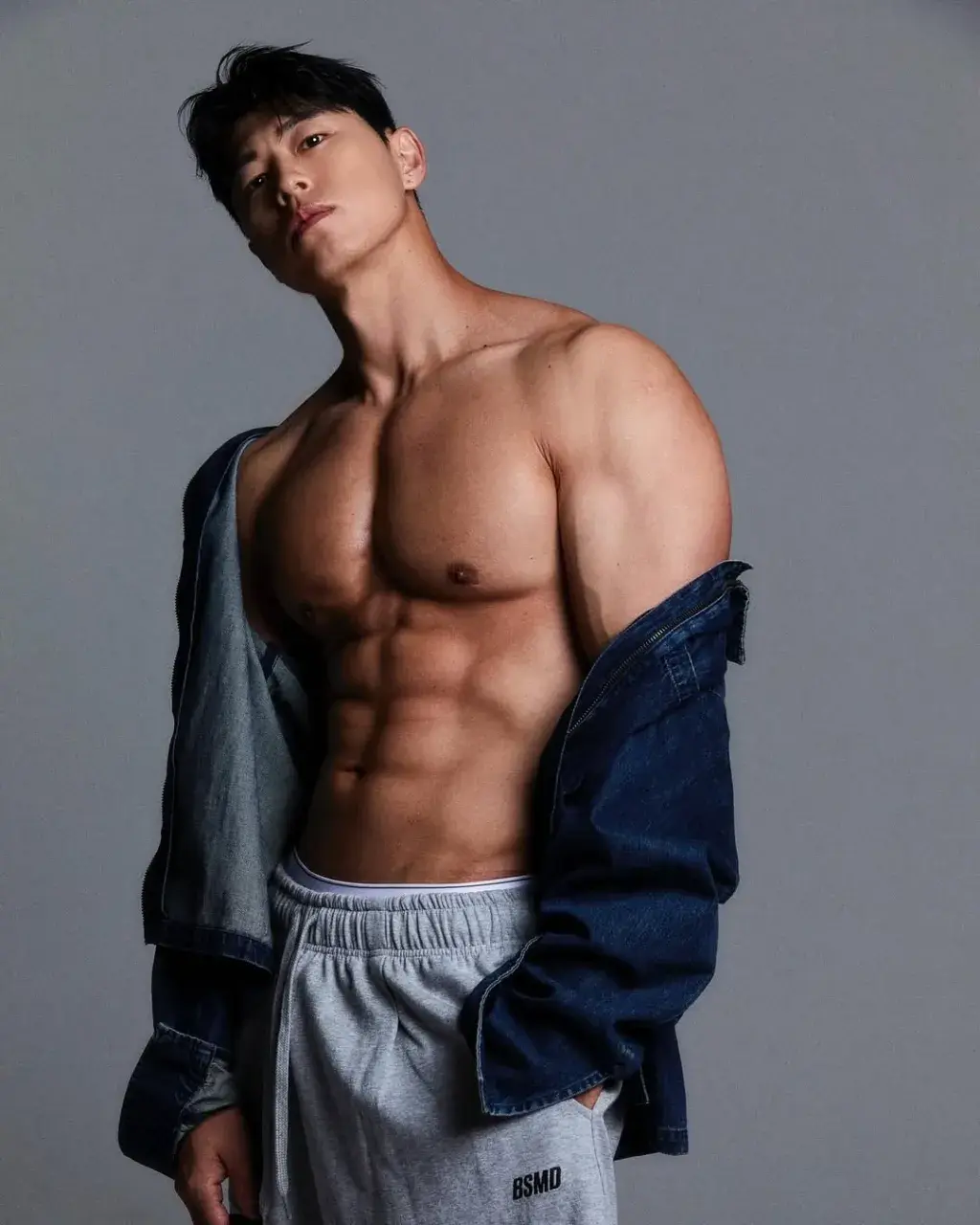 หนุ่มเกาหลีงานดี มีวาร์ป ( IG : o_manfit )