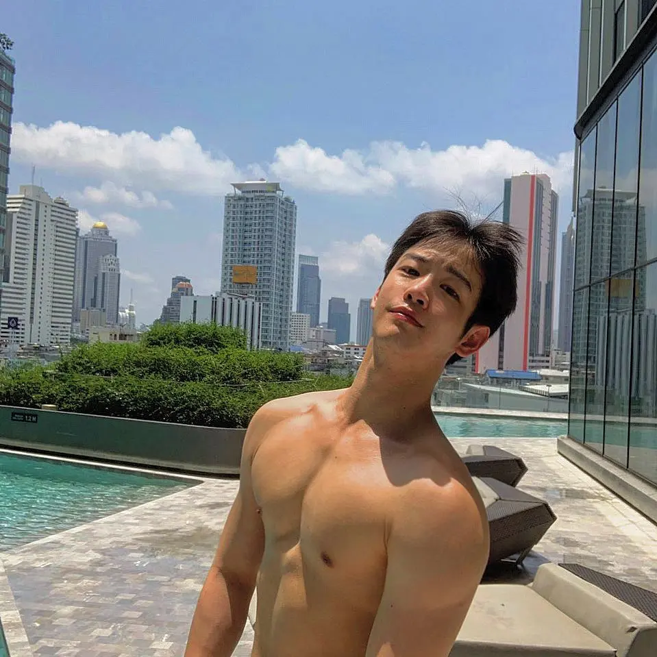 หนุ่มเกาหลีงานดี มีวาร์ป ( IG : dgncw )