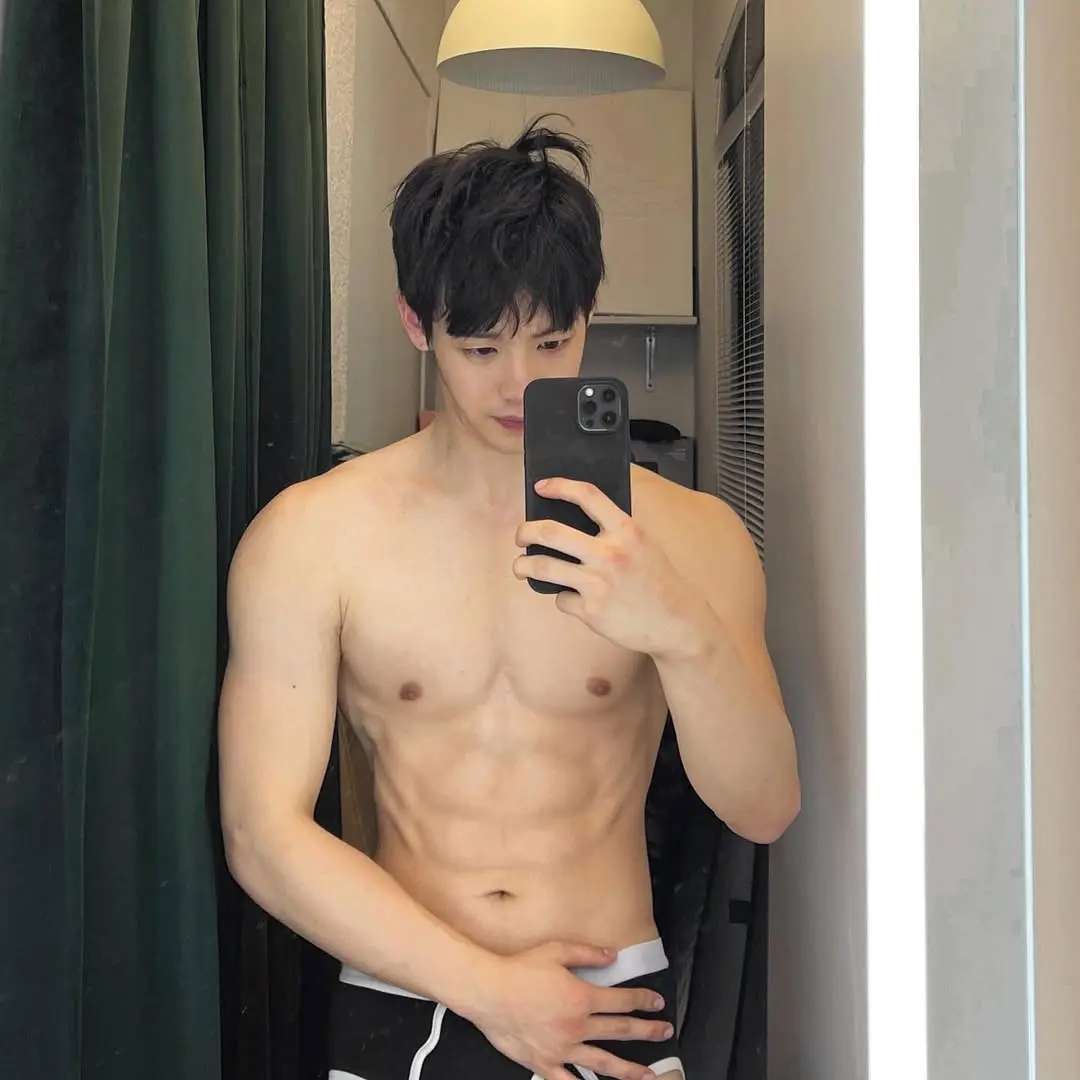 หนุ่มเกาหลีงานดี มีวาร์ป ( IG : dgncw )