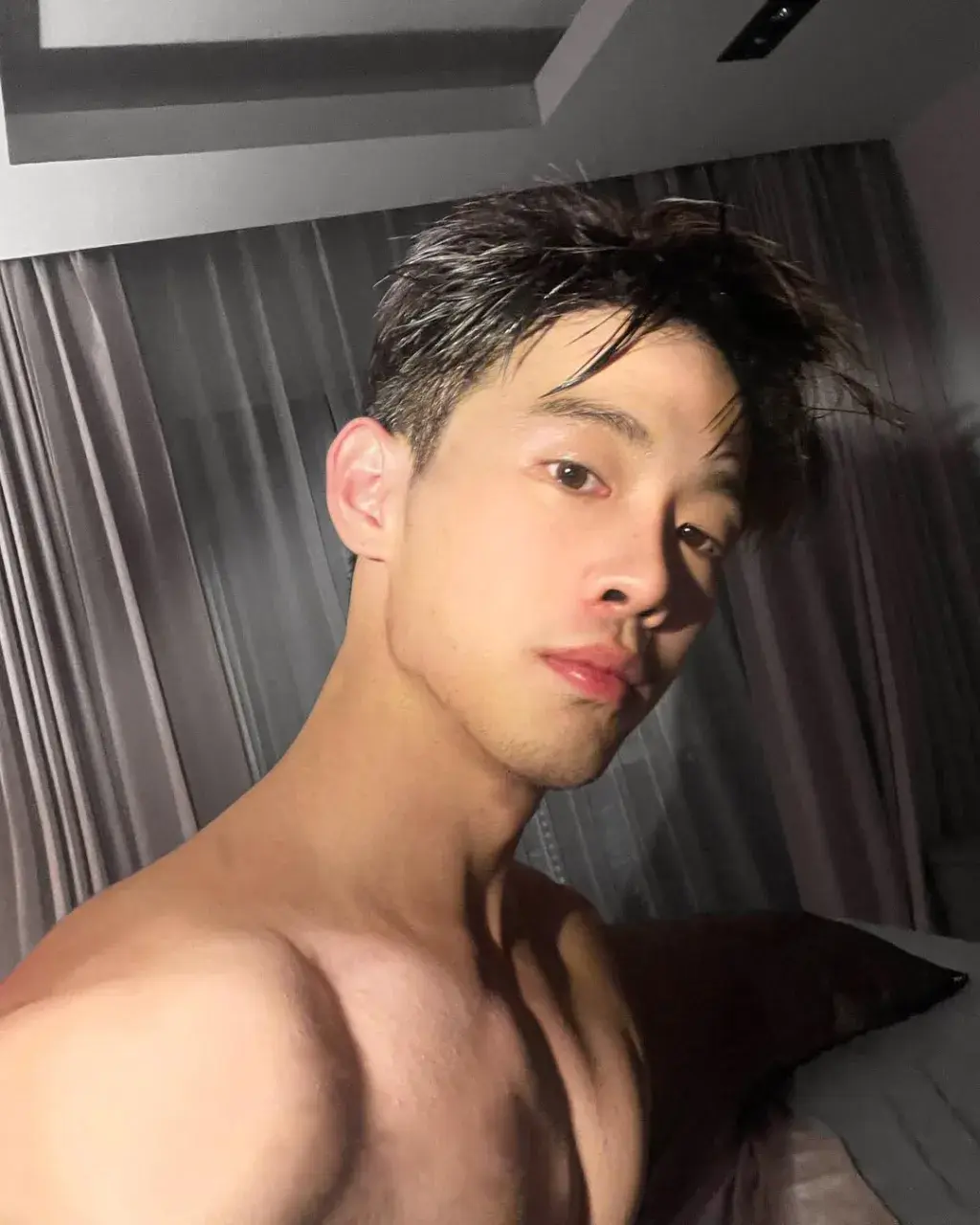 หนุ่มเกาหลีงานดี มีวาร์ป ( IG : dgncw )