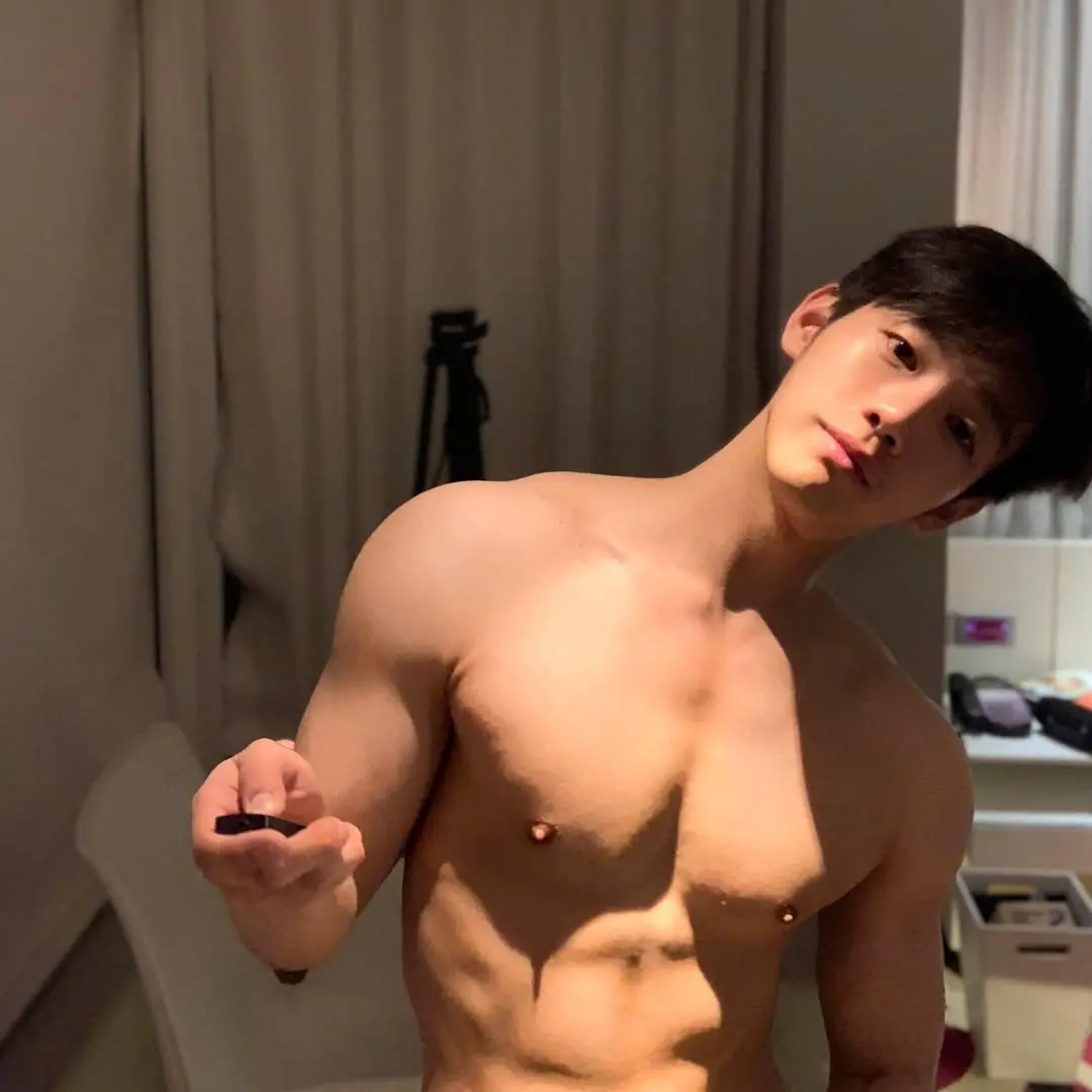 หนุ่มเกาหลีงานดี มีวาร์ป ( IG : dgncw )