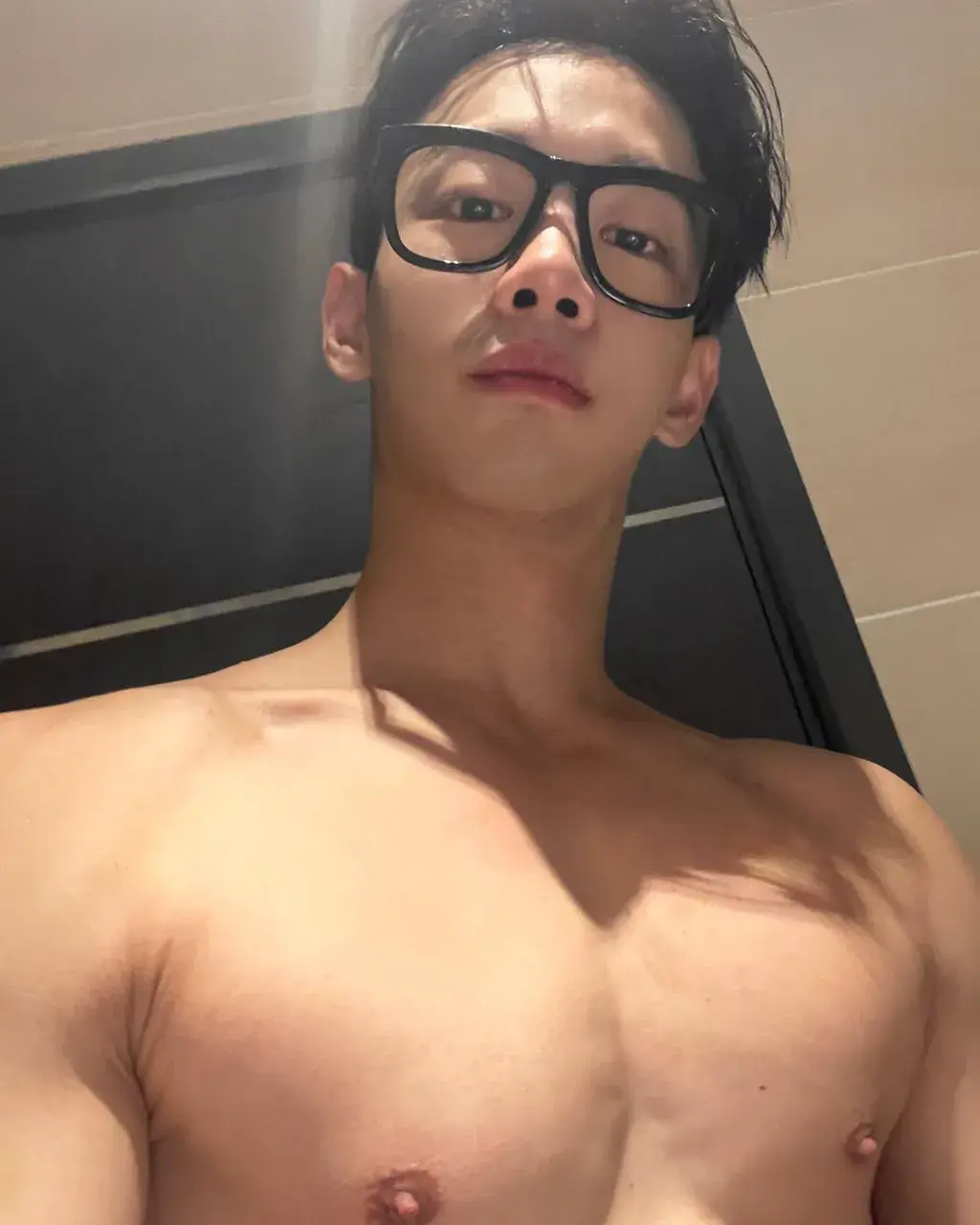 หนุ่มเกาหลีงานดี มีวาร์ป ( IG : dgncw )