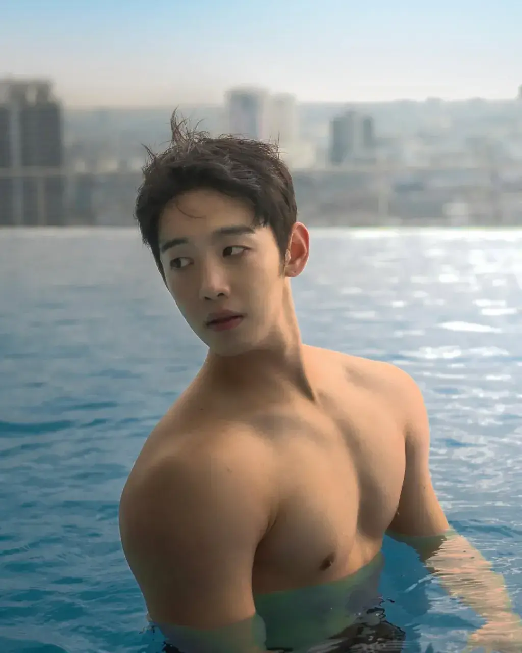 หนุ่มเกาหลีงานดี มีวาร์ป ( IG : dgncw )