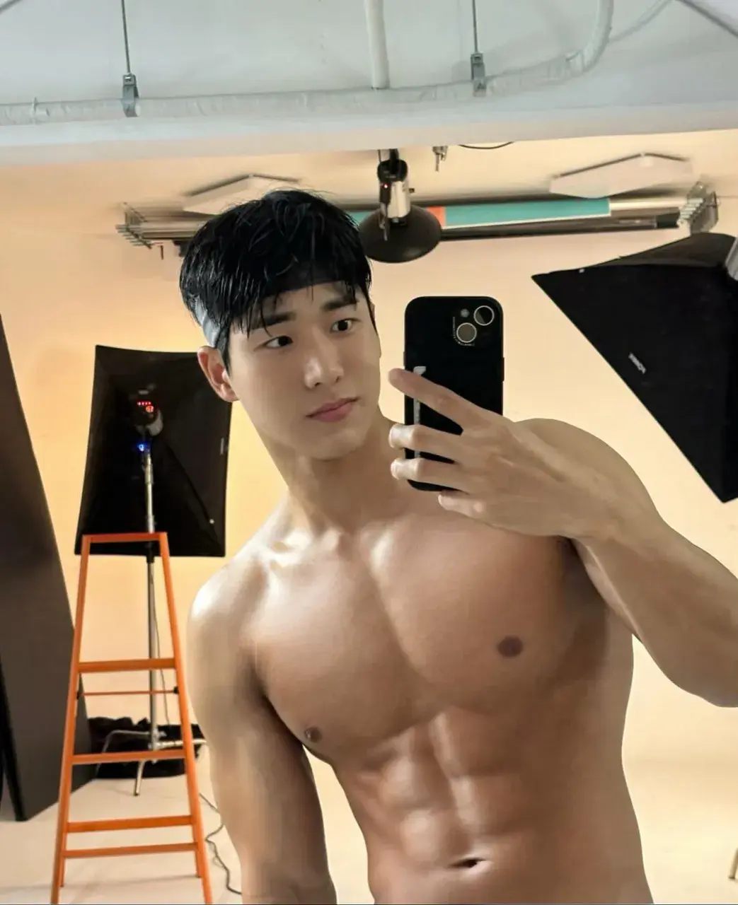 หนุ่มเกาหลีงานดี มีวาร์ป ( IG : khsccs )