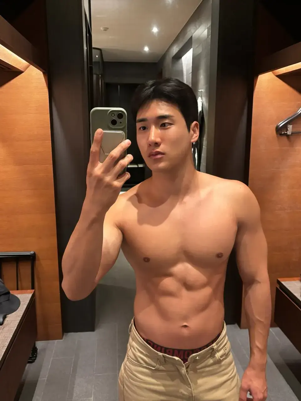 หนุ่มเกาหลีงานดี มีวาร์ป ( IG : khsccs )