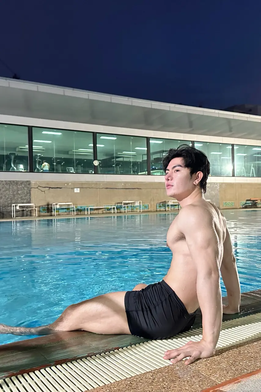 Shirtless Cute Guy : Bon Waphithak