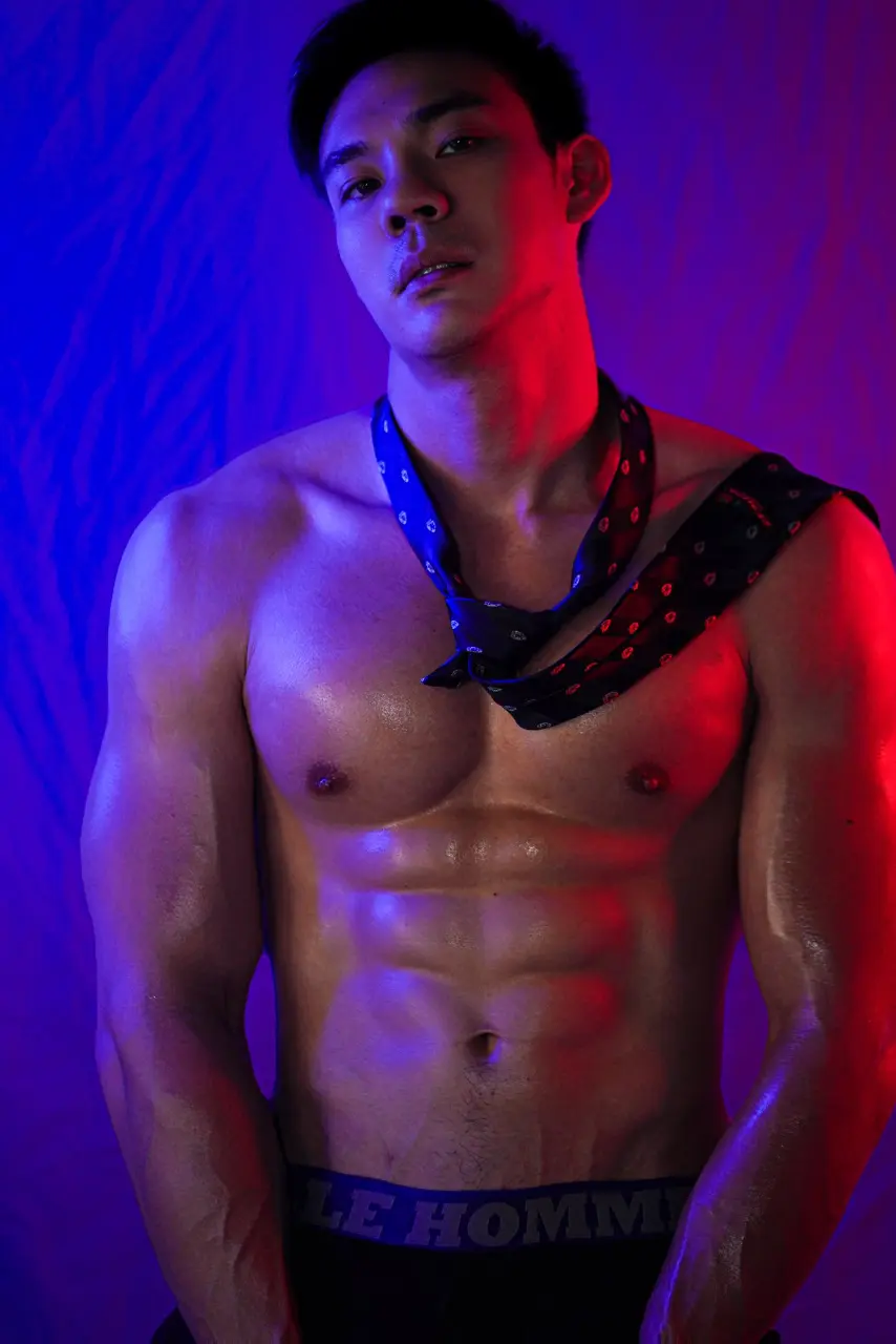 Shirtless Cute Guy : Tatsapon Jaliyarkiattumrong