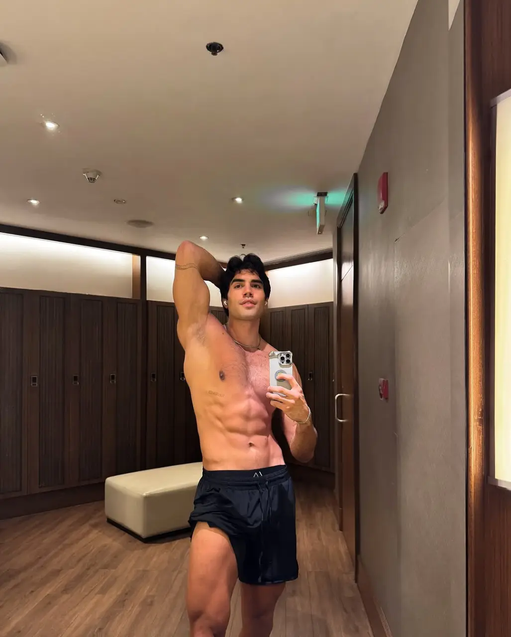 Shirtless Cute Guy : Kirk Bondad