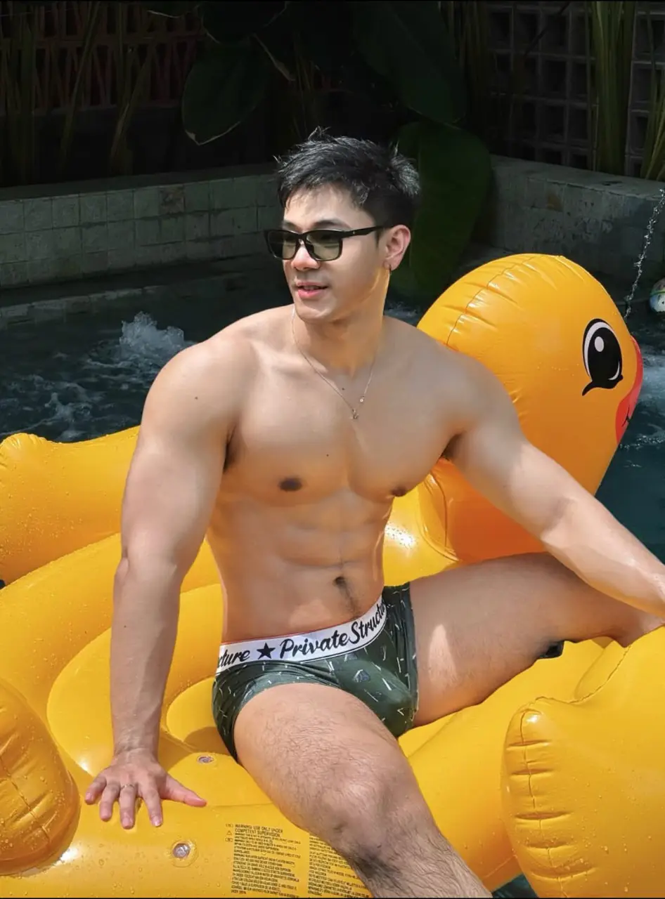 Shirtless Cute Guy : Mz.mkz