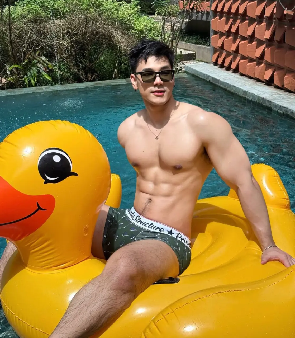 Shirtless Cute Guy : Mz.mkz