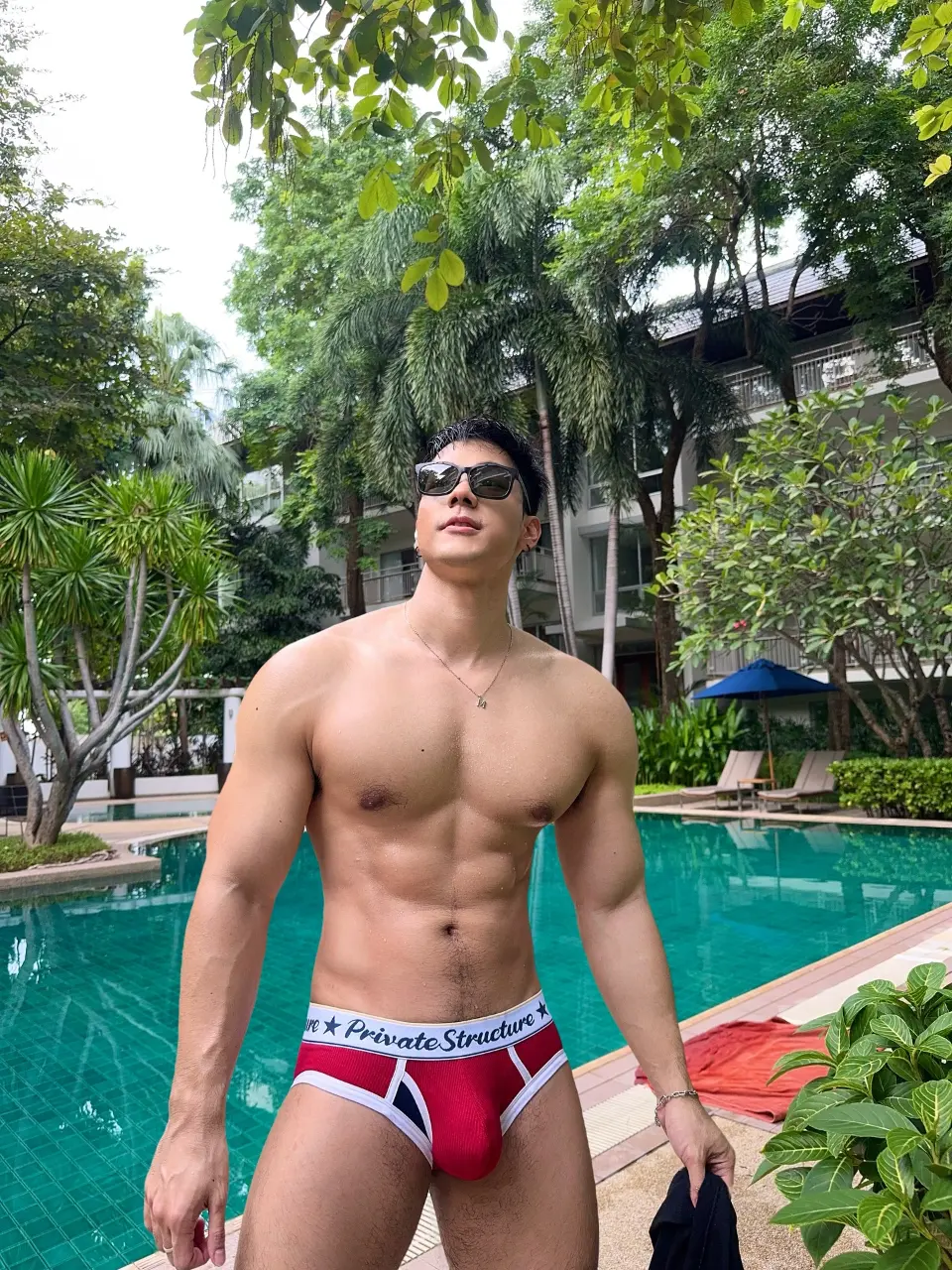 Shirtless Cute Guy : Mz.mkz