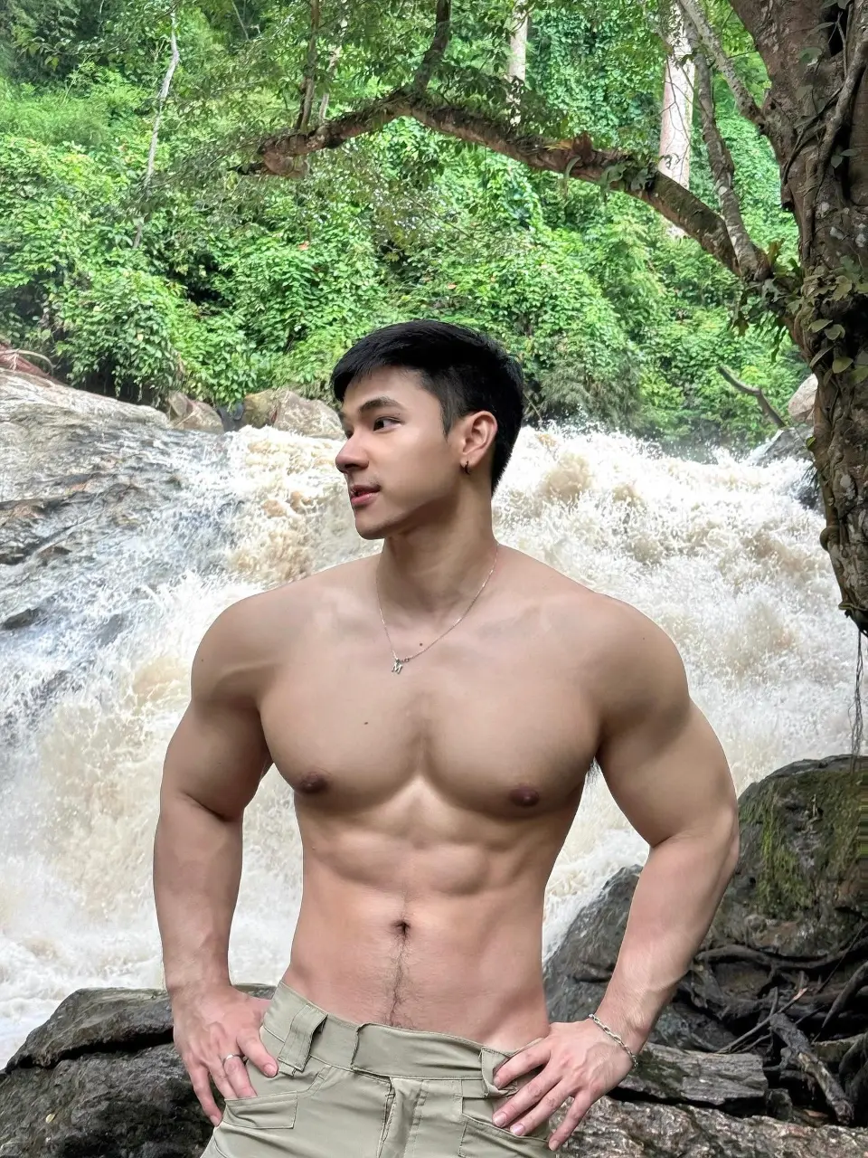 Shirtless Cute Guy : Mz.mkz
